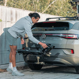 Détail du système de fixation rapide sur attelage du porte-vélos Thule Outpace pour une installation facile et sécuritaire