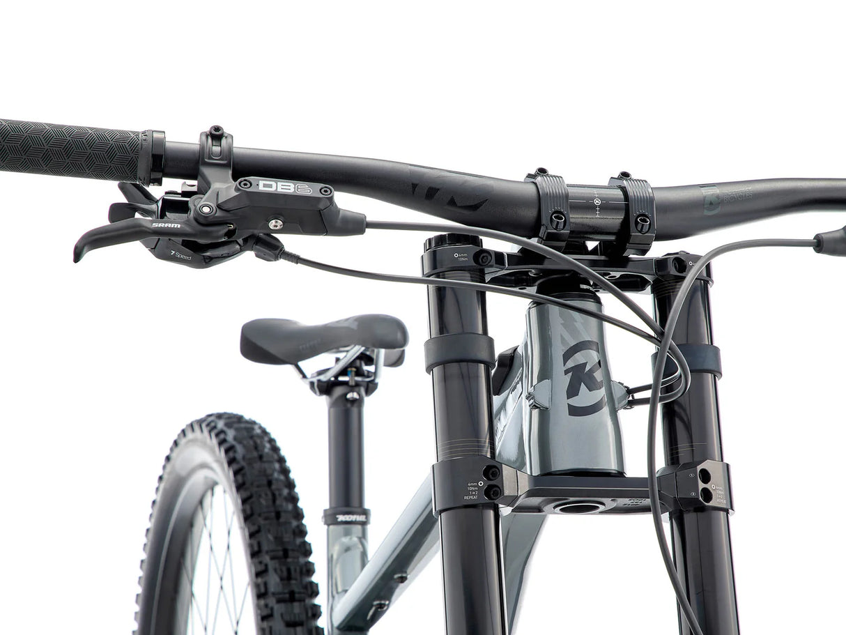 Gros plan de la transmission et du pédalier du vélo de montagne Kona Process X pour un passage de vitesse fluide