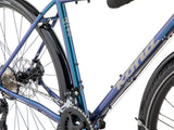 Gros plan de la transmission Microshift Sword 10 vitesses du Kona Sutra SE 2027, avec pédalier double 30/46 dents pour grimper chargé sans forcer.