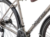Gros plan de la transmission Shimano CUES 10 vitesses du Kona Sutra, avec pédalier double 32/46 dents pour grimper chargé sans forcer.