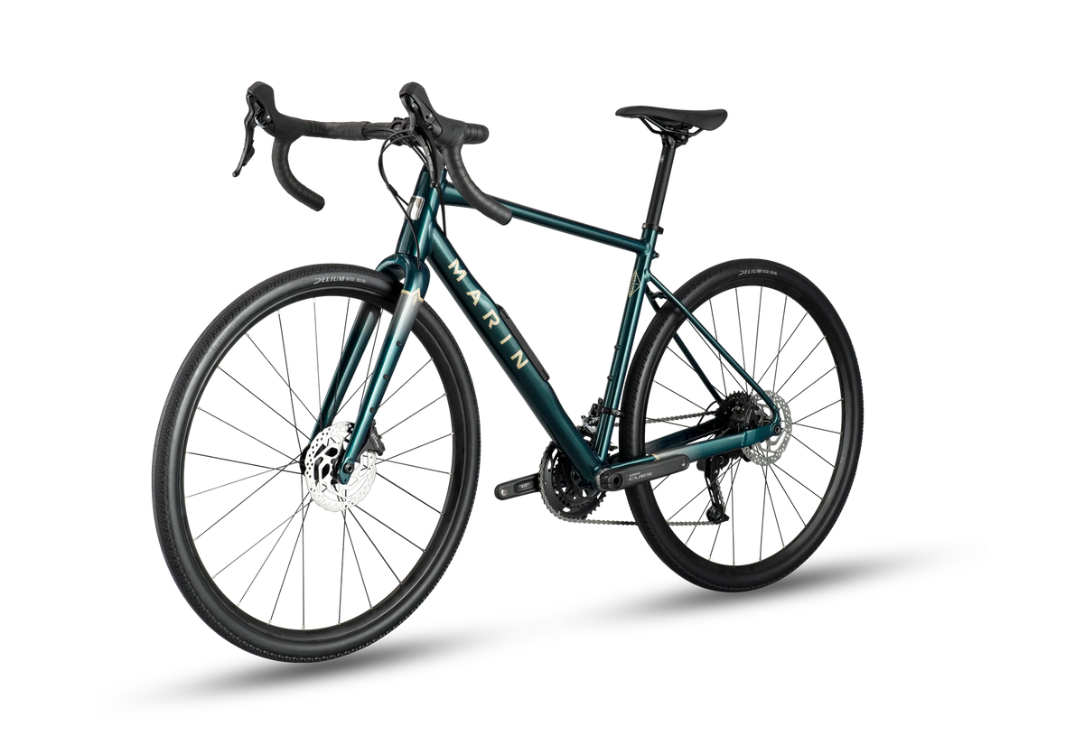 Gros plan de la transmission Shimano CUES 9 vitesses du Marin Gestalt 1 2026, avec pédalier 46/32 dents et cassette 11-36 dents pour grimper et relancer facilement.
