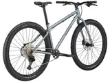 Détail de la transmission Shimano Deore 12 vitesses du Kona Unit X, avec cassette 10-51t pour grimper chargé et relancer sur le plat.