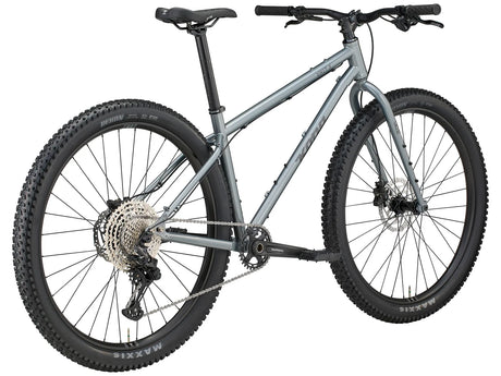 Détail de la transmission Shimano Deore 12 vitesses du Kona Unit X, avec cassette 10-51t pour grimper chargé et relancer sur le plat.