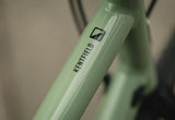 Gros plan du tube supérieur du Marin Kentfield 2 avec logo Marin, illustrant la finition soignée du cadre en aluminium Series 1.