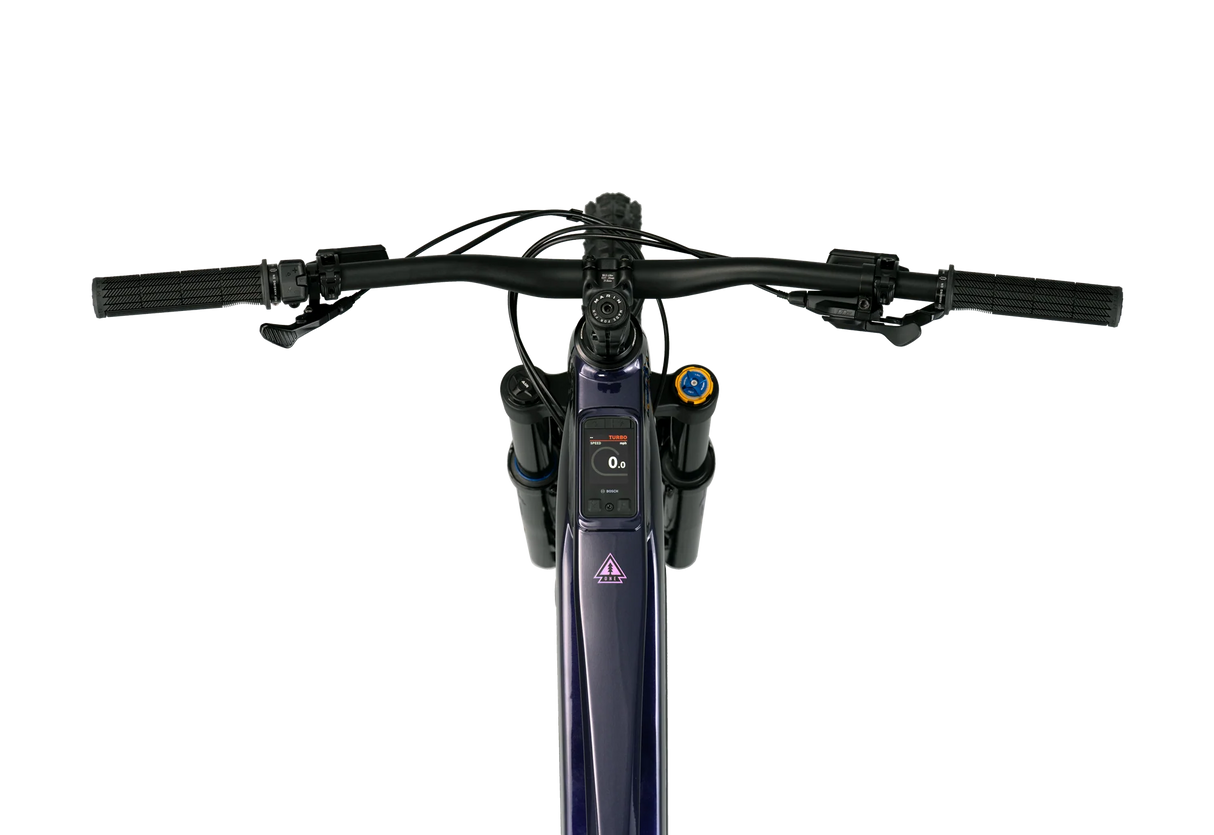 Gros plan sur l'écran couleur Bosch Kiox 400C de 2 pouces intégré au tube supérieur du Marin Alpine Trail E1 2026, pour suivre vos statistiques en sentier.