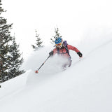 Quelle sensation de voir une skieuse enchaîner les virages sur piste avec le ski all-mountain Elan Ripstick 88 W ! - What a great feeling watching a skier carving turns on-piste with the Elan Ripstick 88 W all-mountain ski!