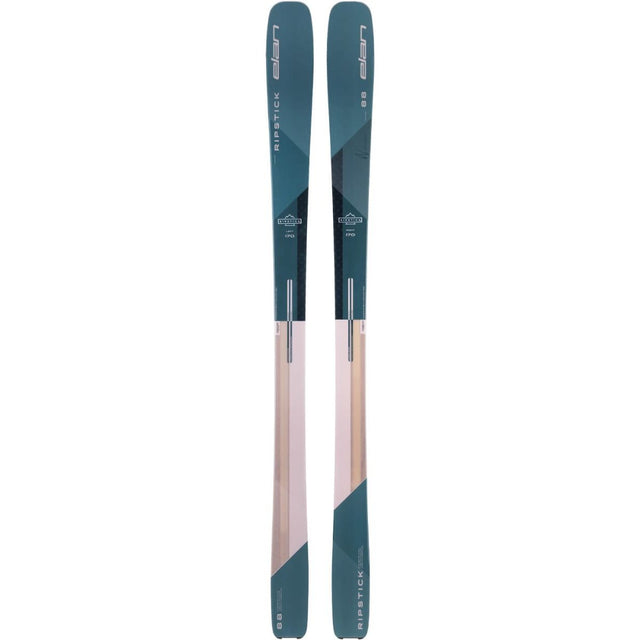 Ski all-mountain pour femme Elan Ripstick 88 W sur fond blanc, un ski que j'adore pour sa polyvalence !- The women's Elan Ripstick 88 W all-mountain ski on a white background, a ski I just love for its versatility!