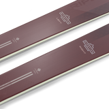 Close-up on the Amphibio Carbon Line technology of the Elan Ripstick 94 W women's all-mountain ski. - Gros plan sur la technologie Amphibio Carbon Line du ski all-mountain pour femme Elan Ripstick 94 W.