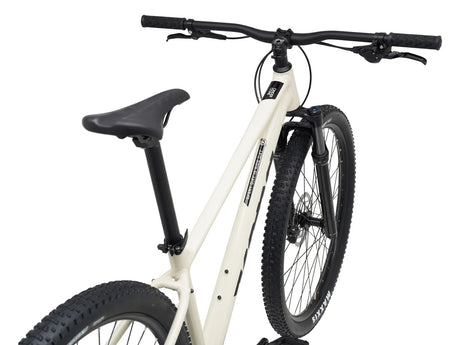 Kona Cinder Cone 2026 en plongée arrière : guidon, selle et pneus Maxxis Rekon bien visibles.