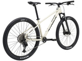 Kona Cinder Cone 2026 côté transmission, vue arrière trois quarts avec décalque « Every Day Is Ride Day ».