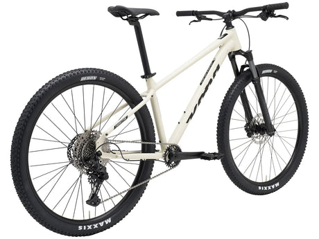Kona Cinder Cone 2026 côté transmission, vue arrière trois quarts avec décalque « Every Day Is Ride Day ».