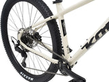 Triangle arrière du Kona Cinder Cone 2026 : transmission, cassette, pneu Maxxis et cadre alu butté.