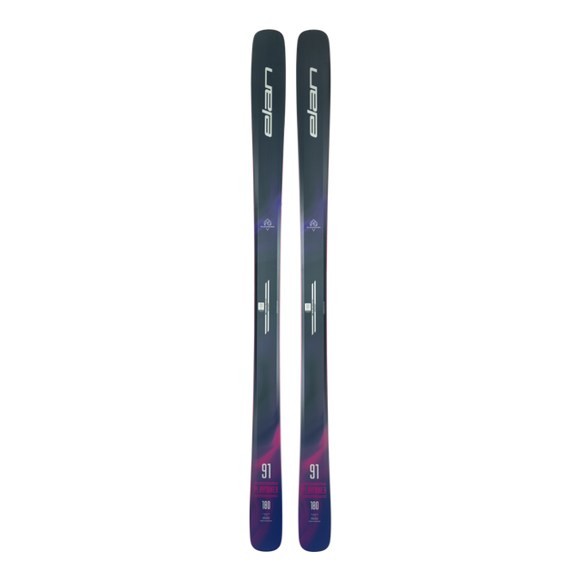 Ski all-mountain twin Playmaker 91 sur fond blanc. Elan skis - Playmaker 91 all-mountain twin ski on a white background.