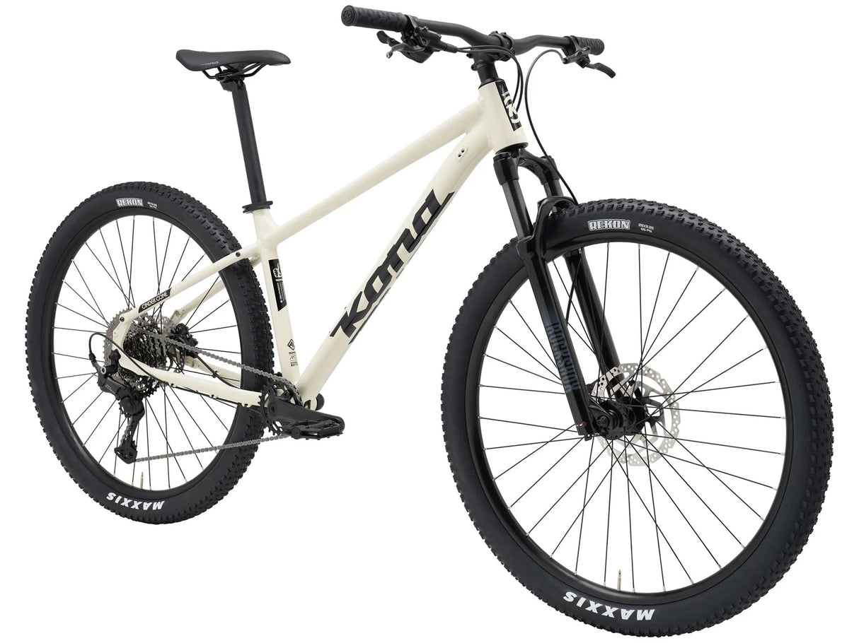 Kona Cinder Cone 2026 de trois quarts avant, cadre crème et composants noirs sur fond blanc.