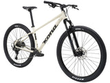Kona Cinder Cone 2026 de trois quarts avant, cadre crème et composants noirs sur fond blanc.